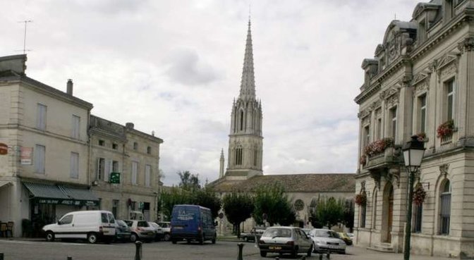 Blick auf die Kirche in Coutras